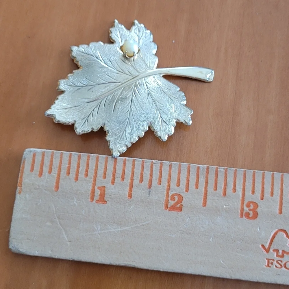 Vintage Sarah Coventry Gold‎ Tone Maple Leaf Brooch Faux Pearl Pin 1960s 1970s